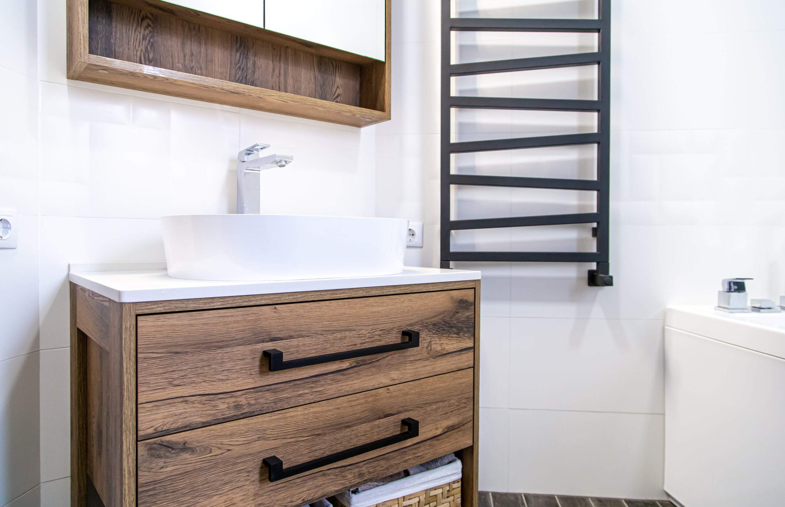 Muebles de baño suspendidos o con patas: ¿cuál elegir?